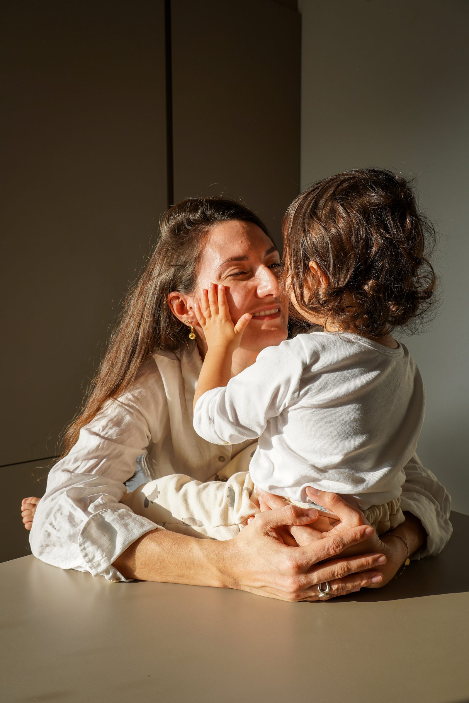 Pauline et son enfant dans les bras, accompagnement des mamans après la naissance