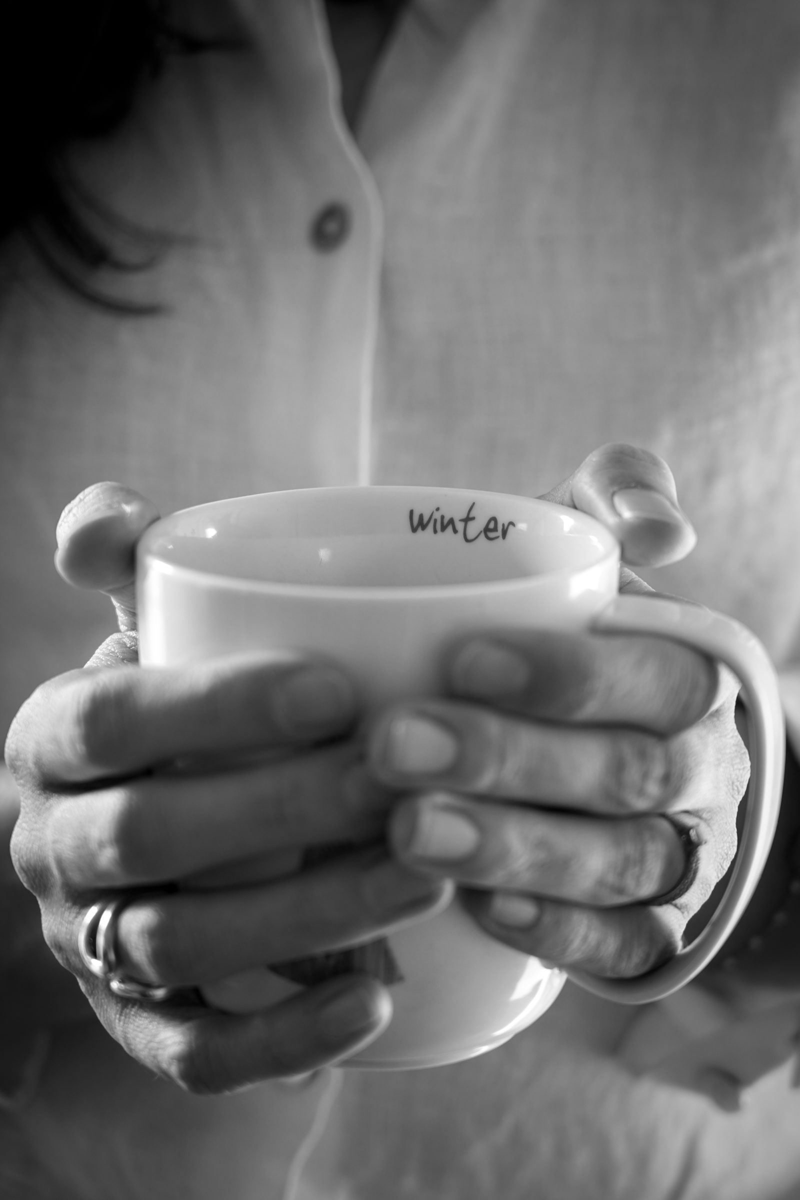Femme tenant une tasse chaude à deux mains, temps de pause pendant le post-partum