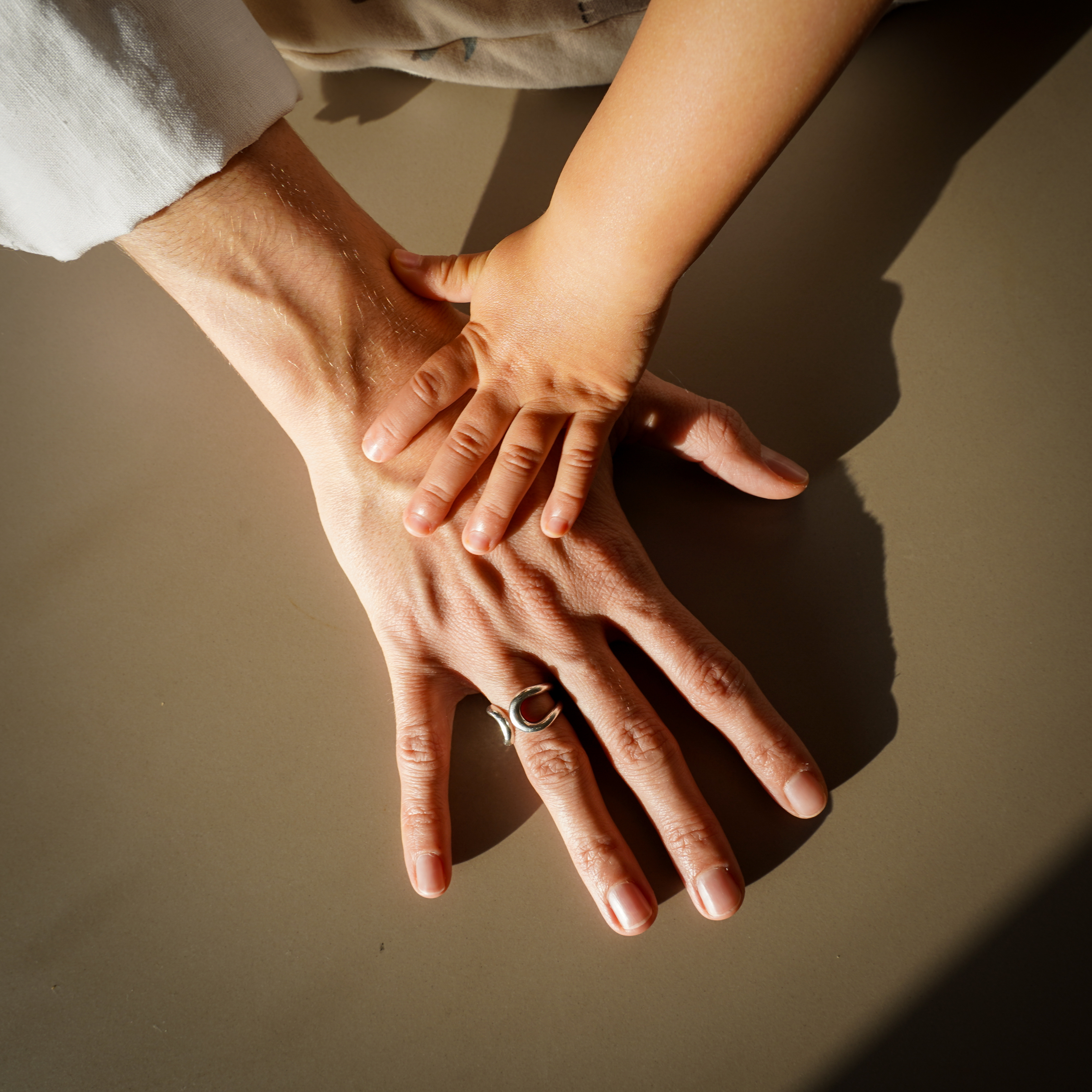 Mains mère et enfant